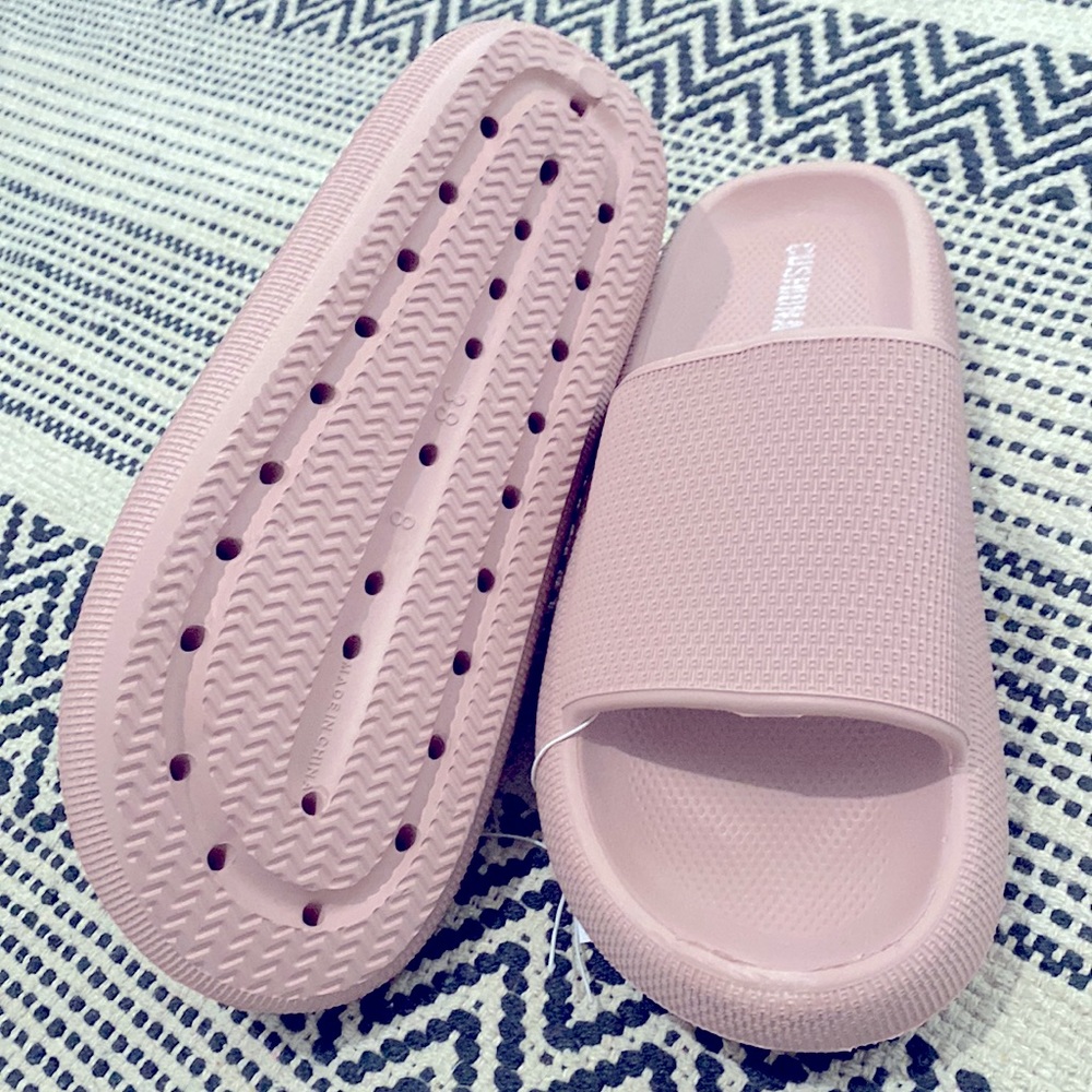 Cushionaire NWT Feather Cloud Slides
